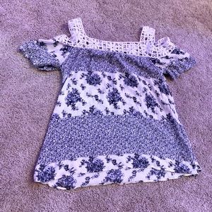 Super cute floral print top.